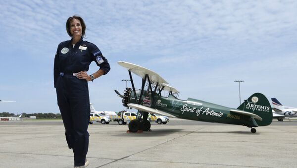 British aviator Tracey Curtis-Taylor celebrates her arrival at Sydney's International Airport in an open cockpit biplane - Sputnik Mundo