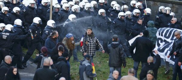 'Patriotas europeos' dispersados por la policía alemana en Colonia - Sputnik Mundo