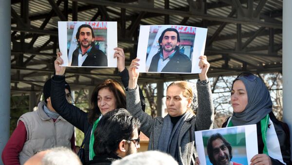 Mujeres con imagenes del periodista sirio Naji Jerf, quien fue matado por terroristas - Sputnik Mundo