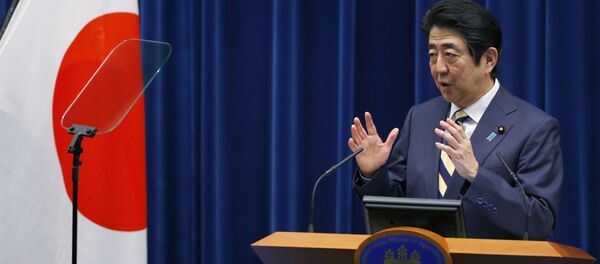 Japanese Prime Minister Shinzo Abe delivers a speech during a new year's press conference at his official residence in Tokyo, Monday, Jan. 4, 2016 - Sputnik Mundo
