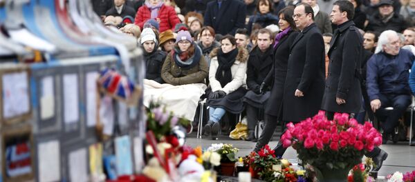 French President Francois Hollande, Prime Minister Manuel Valls and Paris Mayor Anne Hidalgo attend a ceremony at Place de la Republique square to pay tribute to the victims of last year's shooting at the French satirical newspaper Charlie Hebdo, in Paris - Sputnik Mundo