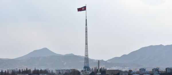 La bandera del Corea del Norte cerca de la zona desmilitarizada en la frontera intercoreana - Sputnik Mundo