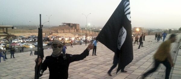 Terrorista con la bandera del EI (archivo) Terrorista con la bandera del EI (archivo) - Sputnik Mundo