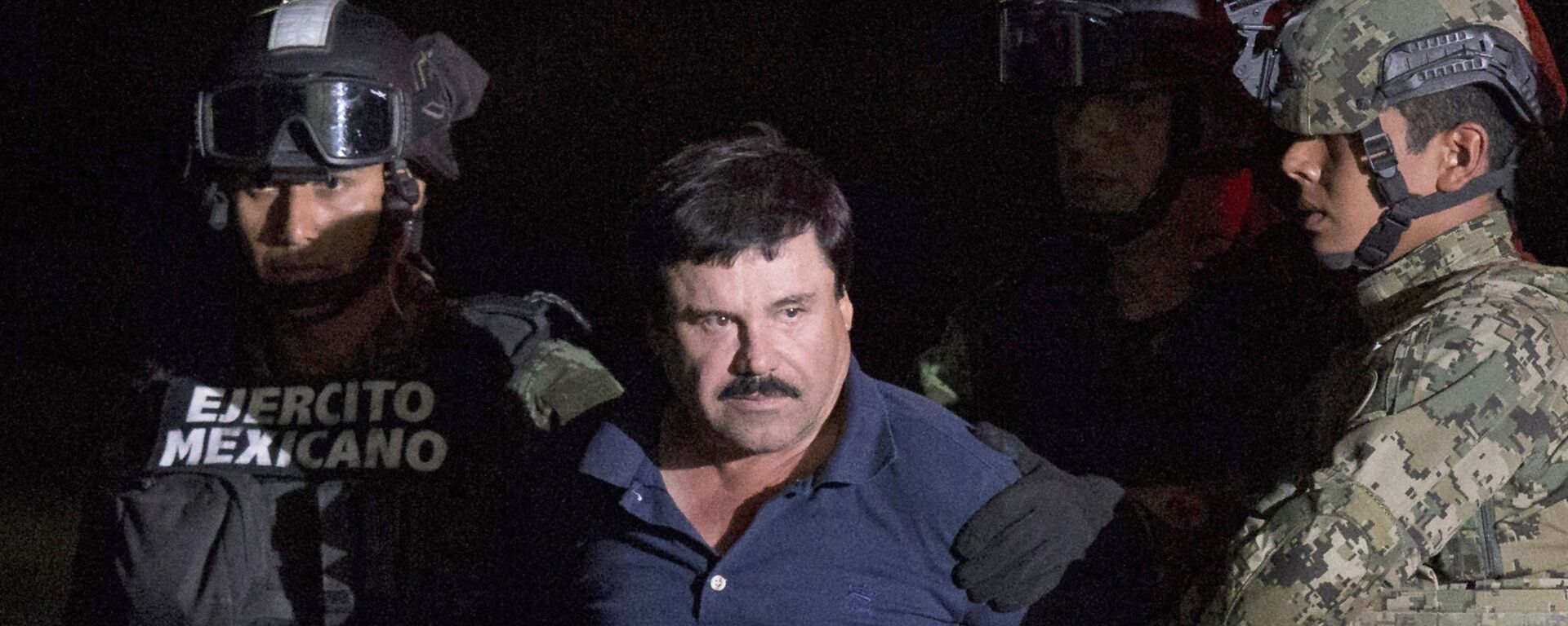 ALTERNATIVE CROP OF RLB111.- Mexican drug lord Joaquin El Chapo Guzman is escorted by army soldiers to a waiting helicopter, at a federal hangar in Mexico City, Friday, Jan. 8, 2016 - Sputnik Mundo, 1920, 28.10.2024