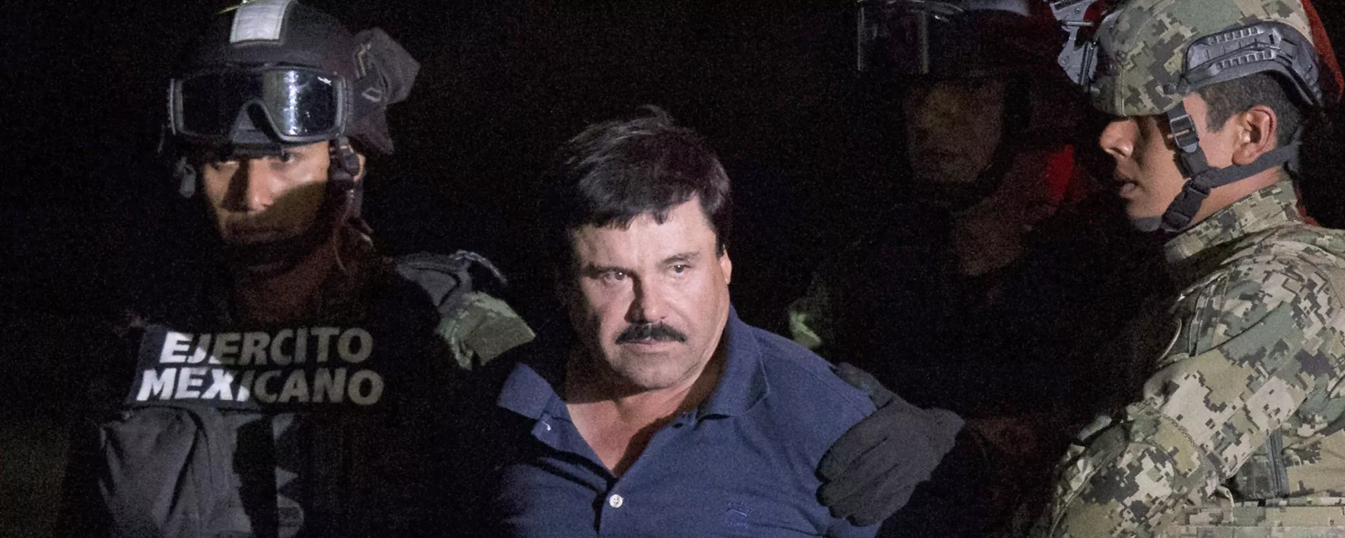 ALTERNATIVE CROP OF RLB111.- Mexican drug lord Joaquin El Chapo Guzman is escorted by army soldiers to a waiting helicopter, at a federal hangar in Mexico City, Friday, Jan. 8, 2016 - Sputnik Mundo, 1920, 28.10.2024