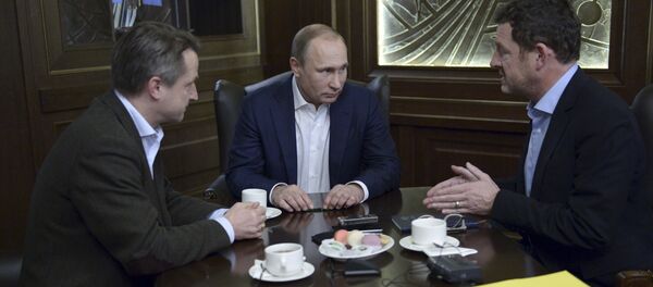 Vladímir Putin, presidente de Rusia (сentro), durante una entrevista con Bild - Sputnik Mundo