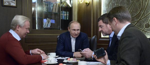 Vladímir Putin, presidente de Rusia (сentro), durante una entrevista con Bild Vladímir Putin, presidente de Rusia (сentro), durante una entrevista con Bild - Sputnik Mundo