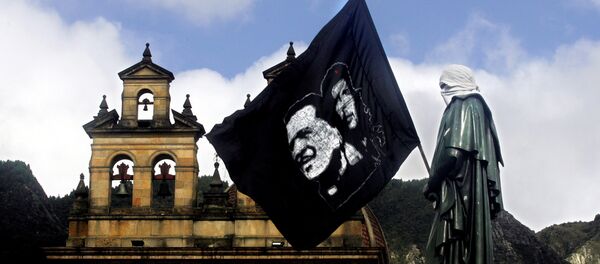 Bandera con imagenes de Che Guevara y Camilo Torres - Sputnik Mundo
