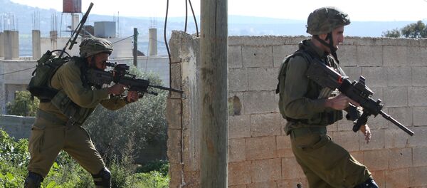 Soldados israelíes durante enfrentamientos con los palestinos - Sputnik Mundo