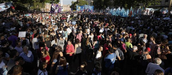 People gather in Plaza de Mayo square overlooking the government house, background, during a demonstration in support of the free press in Buenos Aires, Argentina, Tuesday, Jan. 12, 2016. - Sputnik Mundo