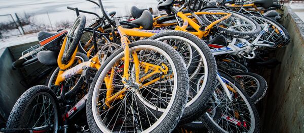 Bicicletas de refugiados usadas para cruzar la frontera entre Rusia y Noruega - Sputnik Mundo