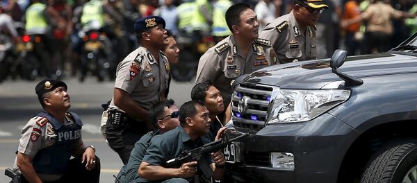 Policías indonesios en el lugar del atentado en Yakarta Policías indonesios en el lugar del atentado en Yakarta - Sputnik Mundo