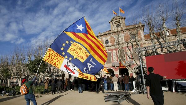 People wait for the start of the investiture session at the Catalunya Parliament in Barcelona - Sputnik Mundo