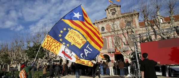 People wait for the start of the investiture session at the Catalunya Parliament in Barcelona - Sputnik Mundo