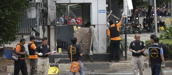Policías en el lugar de uno de los atentados en Yakarta - Sputnik Mundo