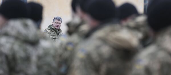 Petró Poroshenko, presidente de Ucrania, visita a los militares en Ternopil - Sputnik Mundo