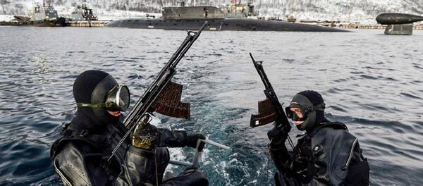 Las fuerzas submarinas de dicha flota entraron en acción contra supuestos terroristas. En uno de los puestos de mando se efectuó el primer entrenamiento del 2016. En el ejercicio tomaron parte diferentes unidades. - Sputnik Mundo