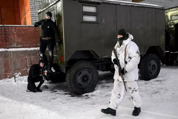 Buzos militares se desempeñaron como presuntos terroristas, que atacaban el puesto de mando de los submarinos, utilizando tanto armas blancas como de fuego. Buzos militares se desempeñaron como presuntos terroristas, que atacaban el puesto de mando de los submarinos, utilizando tanto armas blancas como de fuego. - Sputnik Mundo