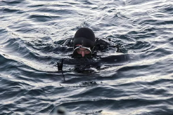 Nadador durante el entrenamiento militar. Nadador durante el entrenamiento militar. - Sputnik Mundo