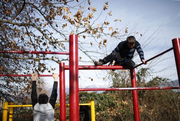 Niños jugando en un patio de recreo en la villa de Jokolo en Pankisi - Sputnik Mundo