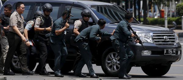 Soldados y policía de Indonesia - Sputnik Mundo