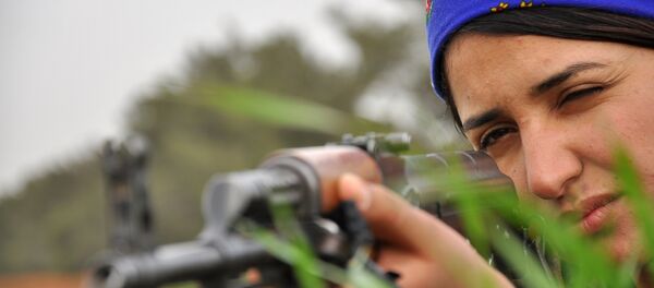 Mujer kurda de las Unidades Femeninas de Protección - Sputnik Mundo