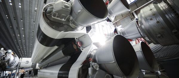 Montaje de un cohete Protón - Sputnik Mundo