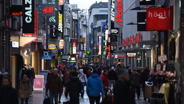 People walk in Cologne's main shopping street Hohe Strassein Cologne - Sputnik Mundo