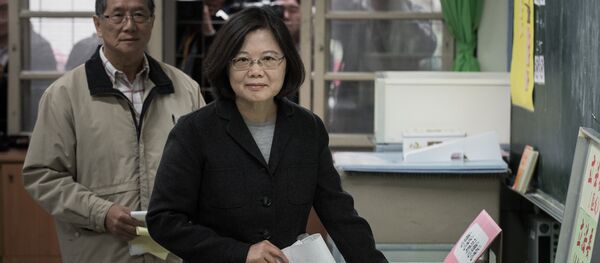 Democratic Progressive Party (DPP) presidential candidate Tsai Ing-wen casts her vote in New Taipei City - Sputnik Mundo