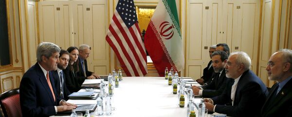 Secretario de Estado de EEUU, John Kerry, habla con ministro de Exteriores de Irán, Yavad Zarif Secretario de Estado de EEUU, John Kerry, habla con ministro de Exteriores de Irán, Yavad Zarif - Sputnik Mundo