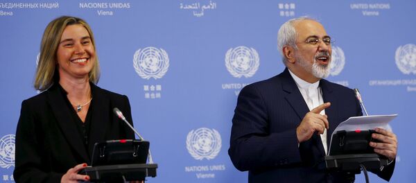 Alta representante para Asuntos Exteriores de la UE, Federica Mogherini, y ministro de Exteriores de Irán, Javad Zari - Sputnik Mundo