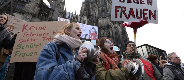 Manifestación en Colonia tras las violaciones sexuales a mujeres alemanas en la noche de Año Nuevo Manifestación en Colonia tras las violaciones sexuales a mujeres alemanas en la noche de Año Nuevo - Sputnik Mundo