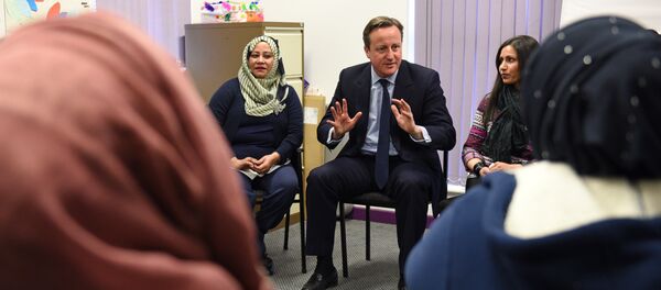 Primer ministro de Reino Unido, David Cameron, en una clase de inglés para mujeres musulmanas - Sputnik Mundo
