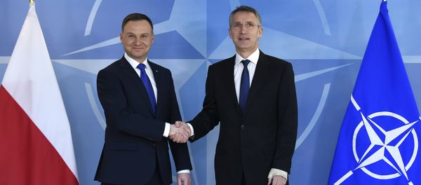 Presidente de Polonia, Andrzej Duda y secretario general de la OTAN, Jens Stoltenber durante una reunión en Bruselas Presidente de Polonia, Andrzej Duda y secretario general de la OTAN, Jens Stoltenber durante una reunión en Bruselas - Sputnik Mundo