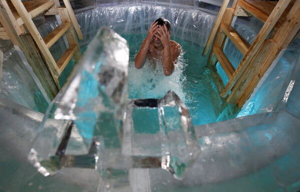 El gusto por los extremos. Baños por la Epifanía - Sputnik Mundo