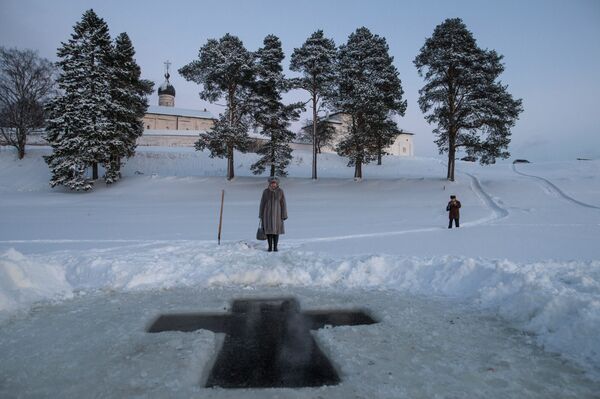 El gusto por los extremos. Baños por la Epifanía - Sputnik Mundo