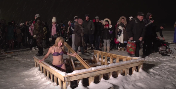 Sin miedo al frío: rusos en las aguas sagradas de la Epifanía Sin miedo al frío: rusos en las aguas sagradas de la Epifanía - Sputnik Mundo