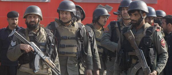Pakistani troops arrive at Bacha Khan University in Charsadda, some 35 kilometers (21 miles) outside the city of Peshawar, Pakistan, Wednesday, Jan. 20, 2016 - Sputnik Mundo