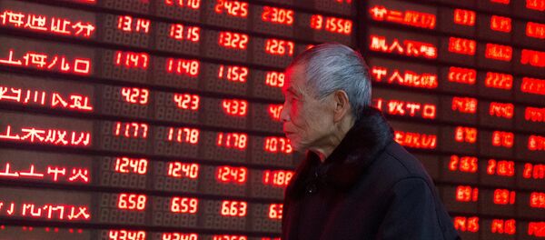 Información de acciones en una pantalla en China - Sputnik Mundo