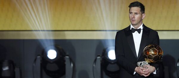 Lionel Messi con el Balón de Oro - Sputnik Mundo