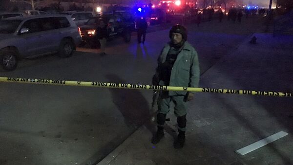 Un policía afghaní vigila el area cerca de la explosión - Sputnik Mundo