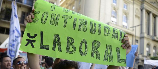 Protesta en Buenos Aires en rechazo a los despidos en Argentina - Sputnik Mundo