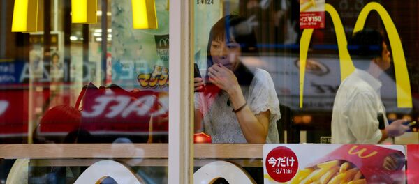 A woman uses her smartphone inside a McDonald's restaurant in Tokyo on July 23, 2014. - Sputnik Mundo