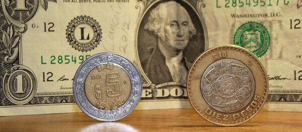 Pesos mexicanos y dólares de EEUU - Sputnik Mundo