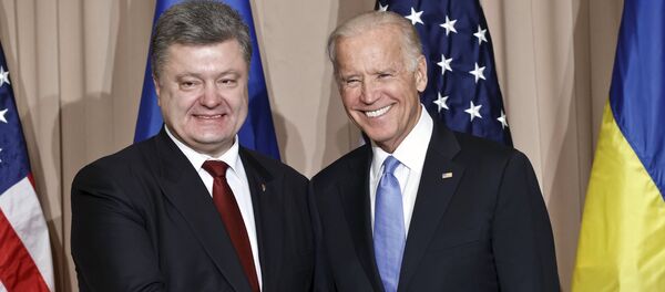 Presidente de Ucrania, Petró Poroshenko, y vicepresidente de EEUU, Joe Biden, durante el Foro Económico - Sputnik Mundo