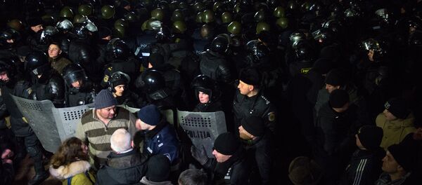 Los policías moldavos protegen el edificio del Parlamento contra los manifestantes en Chisinau - Sputnik Mundo
