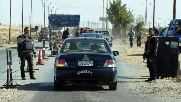 Egyptian police inspect cars at a checkpoint in North Sinai - Sputnik Mundo