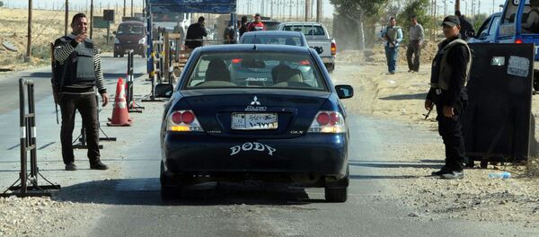 Egyptian police inspect cars at a checkpoint in North Sinai Egyptian police inspect cars at a checkpoint in North Sinai - Sputnik Mundo