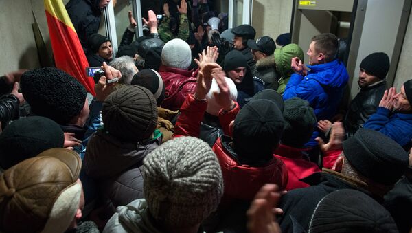 Los manifestantes entran en el edificio del Parlamento de Moldova en Chisinau - Sputnik Mundo