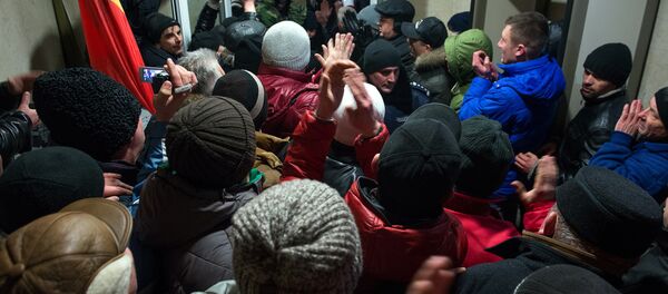 Los manifestantes entran en el edificio del Parlamento de Moldova en Chisinau - Sputnik Mundo